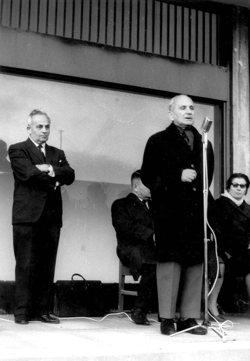 נתן עק נואם בתל אביב בשנות השישים, בטקס הסרת הלוט מעל שלט רחוב על שם עמנואל רינגלבלום.