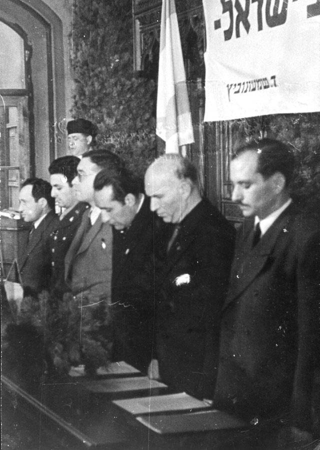 תפילת יזכור לזכר הנספים בשואה בכנס ציוני במחנה עקורים במינכן, ינואר 1946