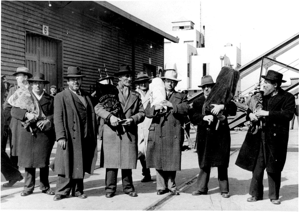 Immigrants from Shanghai arrive in Israel, March 1949