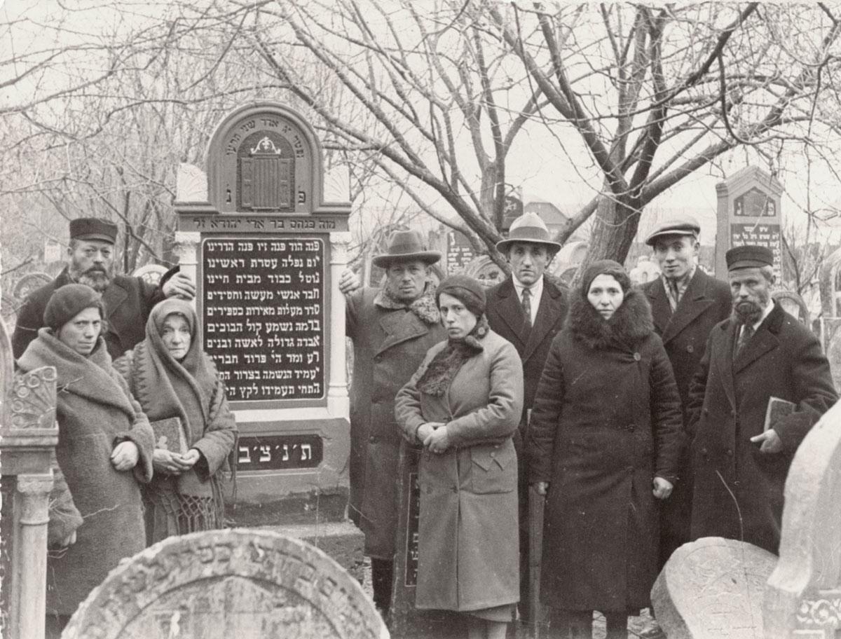 The Berland family at a memorial service in the Jewish cemetery in Chełm, 1916
