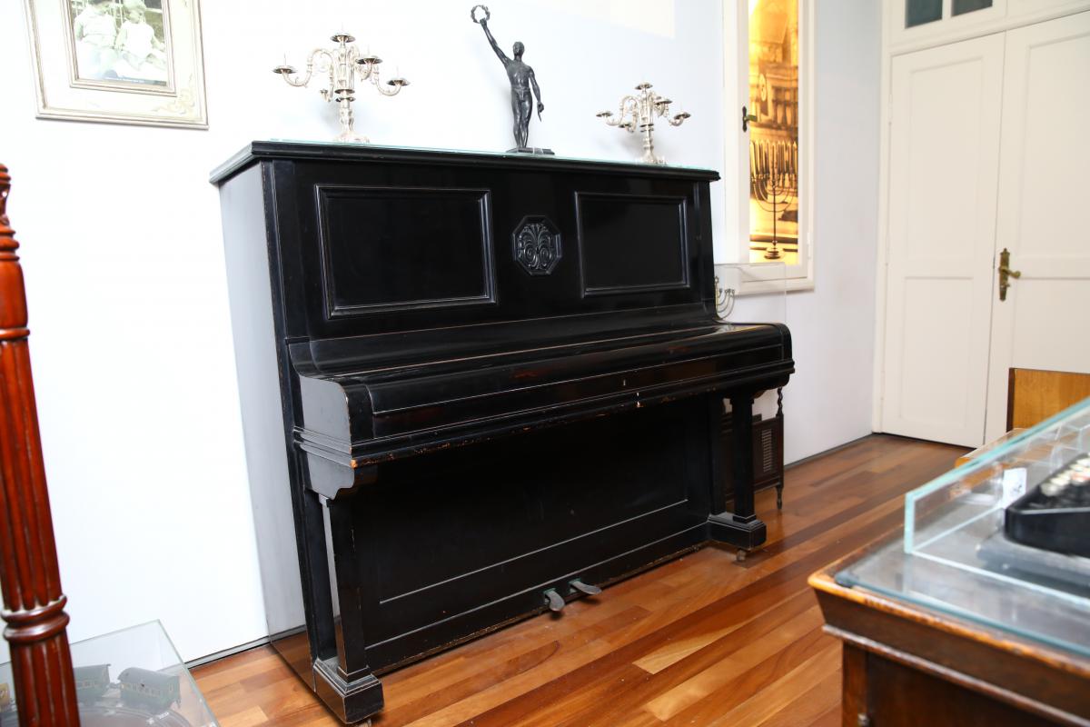 Пианино, переданное Шломо Маргулисом Музею истории Холокоста Яд Вашем