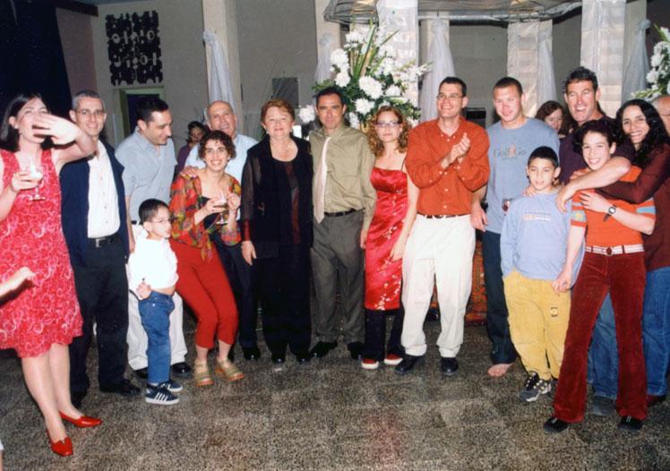 שפרה (במרכז) עם משפחתה
