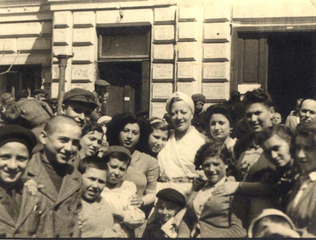 חנה קווה עם יתומים מטרנסניסטריה, בוקרשט, רומניה, 1944