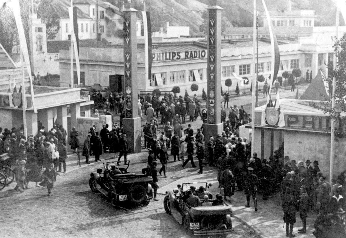 הכניסה למפעל פיליפס בווילנה לפני המלחמה