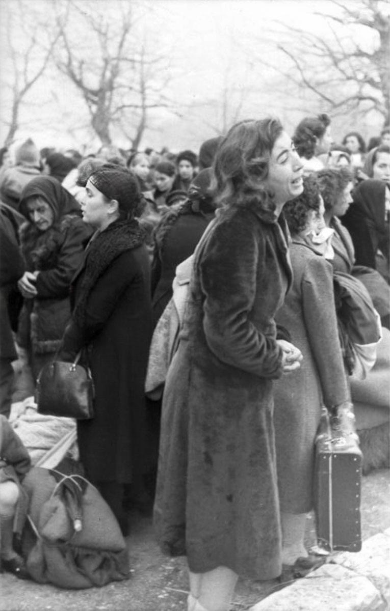 The deportation of the Jews of Ioannina to Larissa, March 1944. From Larissa the Jews were deported to Auschwitz.