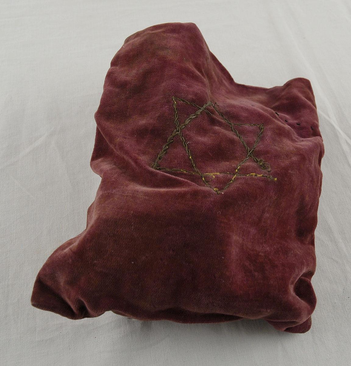 The bag that Zvi Nojman kept his Tefillin (phylacteries) in during the war, and throughout his life in Israel
