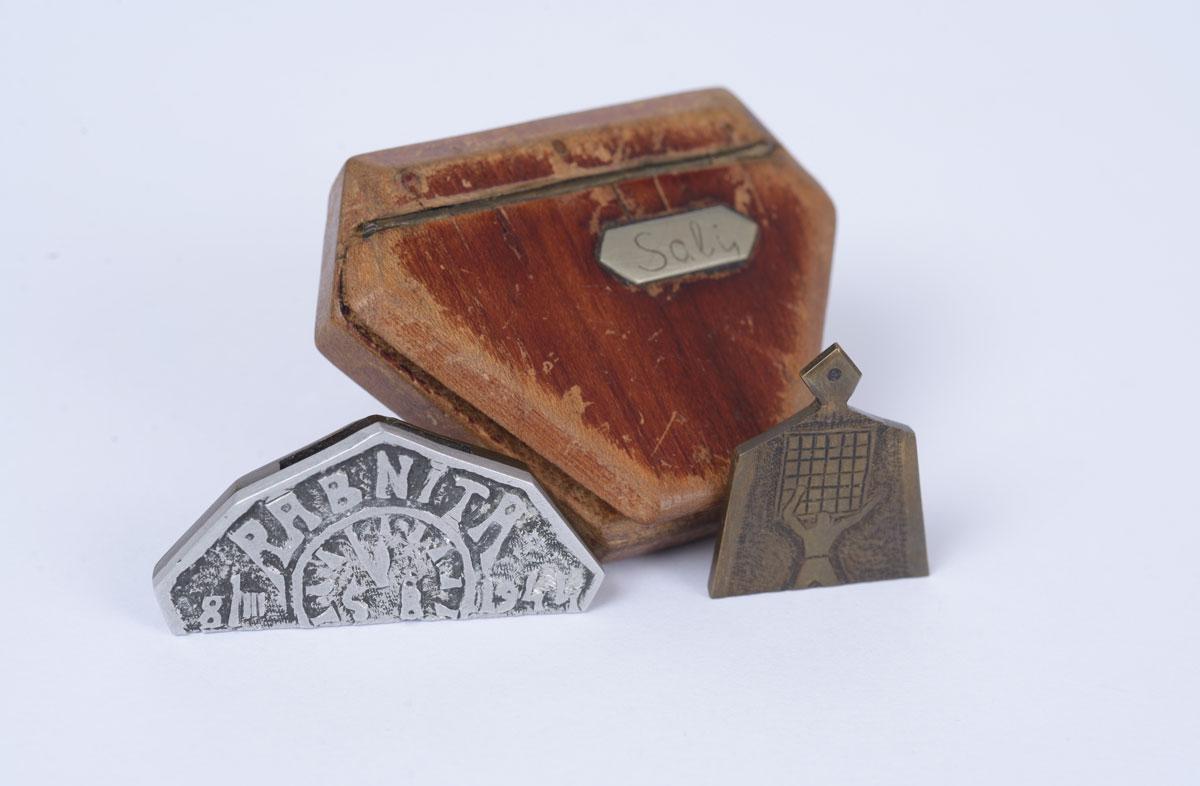 Box containing the pendant that Misu Wolf crafted in Rybnica prison as a gift for his girlfriend, Sali Buium, who was imprisoned in the Vapniarca camp