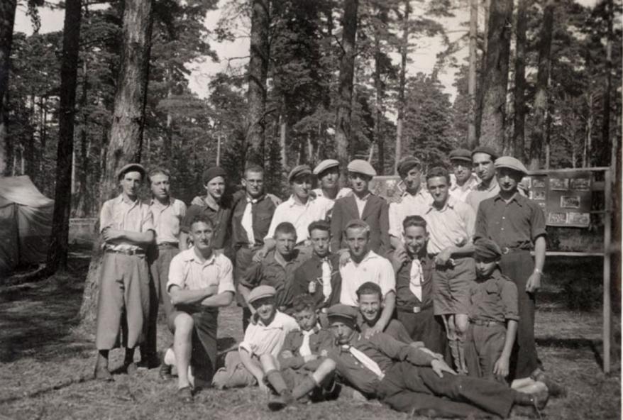Una fotografía de grupo en un campamento de Bnei Akiva en Jonava, Lituania, agosto de  1938