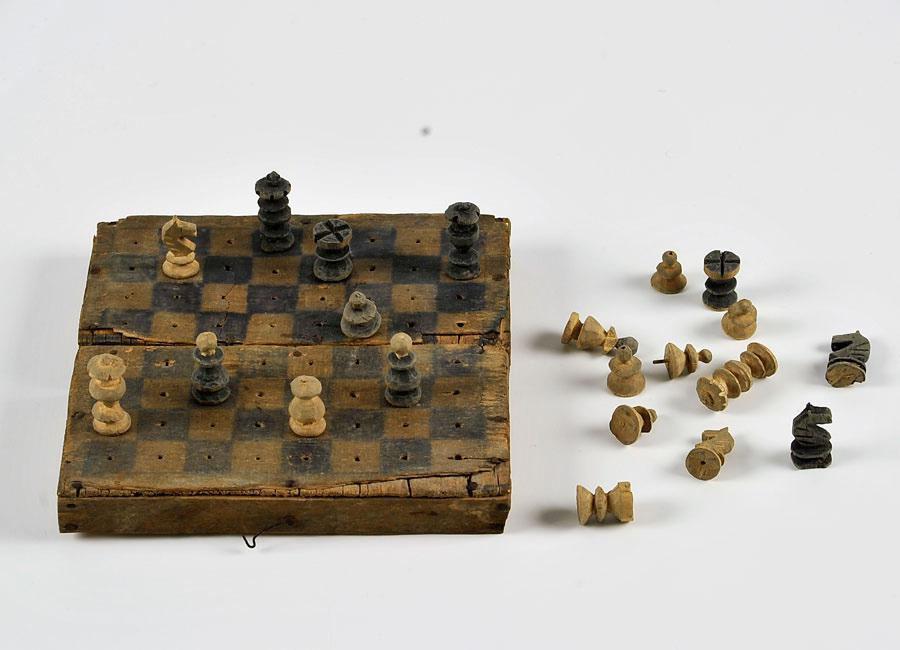 Uno de los muchos juegos de ajedrez entregados a Yad Vashem. Este fue hecho por Julius Druckman, en el gueto de Obodovka, Ucrania, 1943