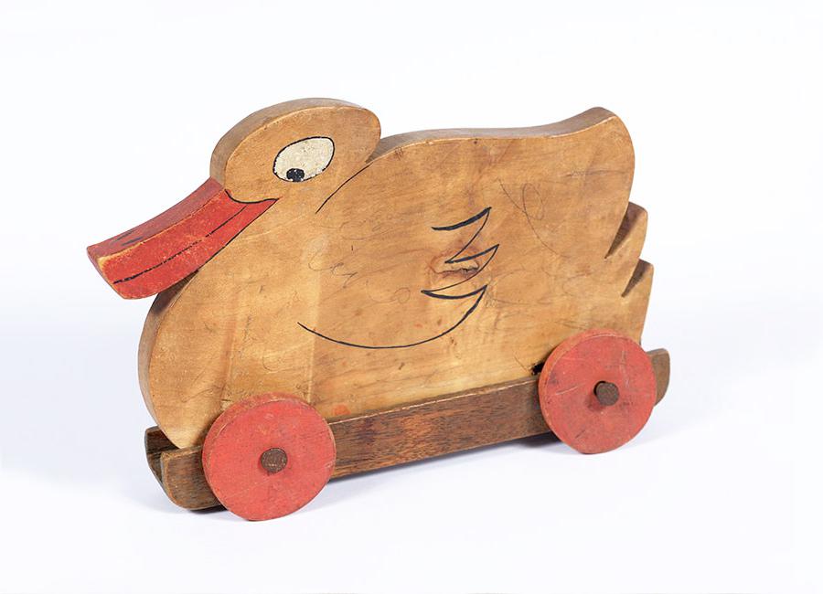 El pato de madera hueco, utilizado por Judith Geller para el contrabando de documentos, como parte de sus actividades en la resistencia