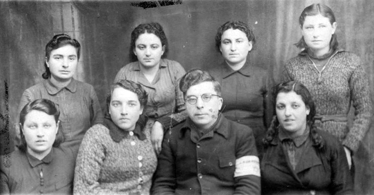Young women from Vilna in a labor camp near the town of Podbrodzie, photographed with the head of the work group, Gedalia Kaczerginski.