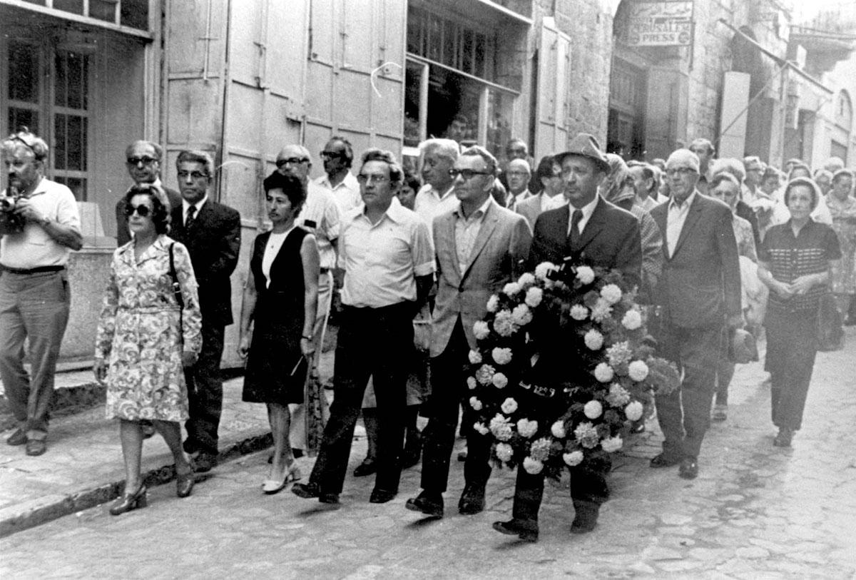 Похороны Шиндлера. Спасенные им следуют за гробом по улицам Старого города в Иерусалиме, по пути на католическое кладбище