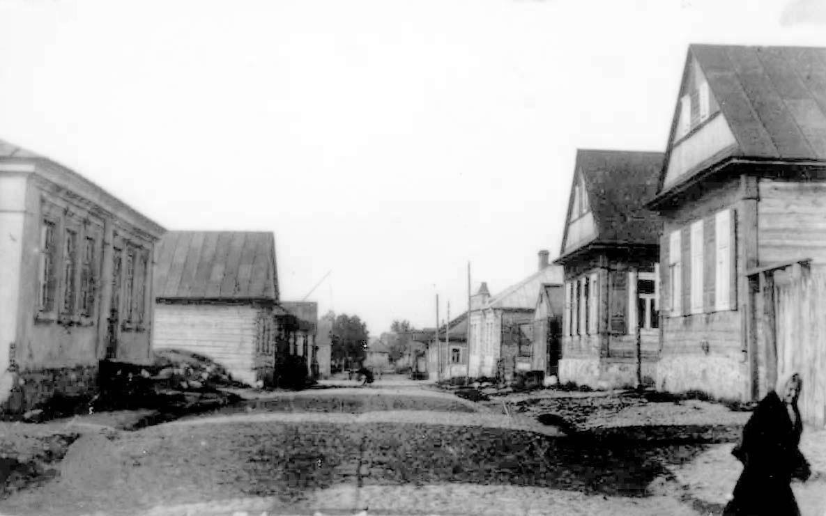 רחוב ויסוקה, מיר, 1926 בערך. מימין בתיהם של הרב אברהם צבי קמאי ושל ראש הישיבה, הרב אליעזר יהודה פינקל 
