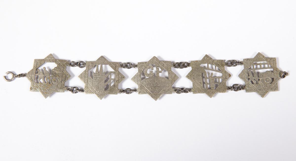 צמיד שנמצא בגטו לודז' לאחר חיסולו, ועליו תיאורי החיים בגטו והתאריך 30/9/1943