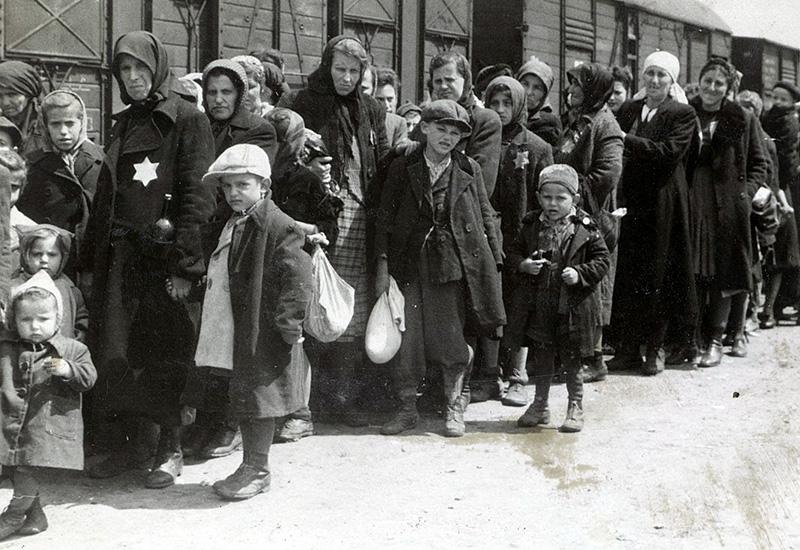 Евреи вышли из поезда и стоят на платформе в ожидании селекции. Из Альбома Аушвиц 