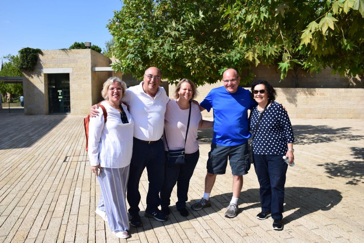 Damián y Rivka Mitelberg y Eran Noi y Bina Caspi de Venezuela-Israel junto a Perla Hazan en su visita por Yad Vashem