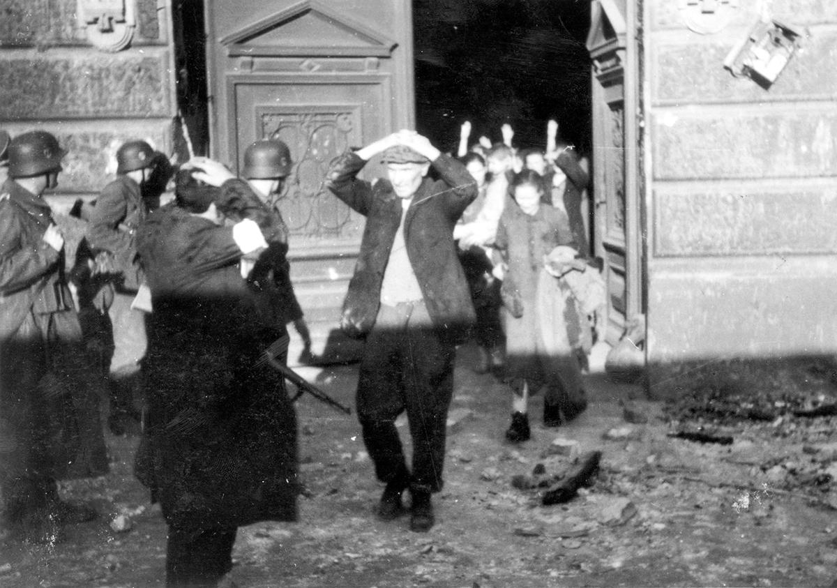 חיילי ואפן אס-אס מוציאים יהודים מהבניין בו הם הסתתרו בעת דיכוי מרד גטו ורשה