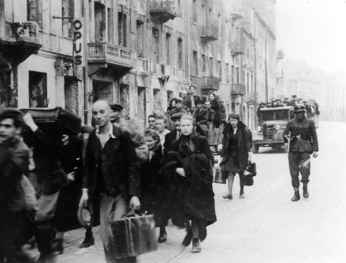 יהודים שנלכדו במהלך חיסול מרד גטו ורשה מובלים לאומשלגפלאץ, כיכר השילוח למחנות ההשמדה