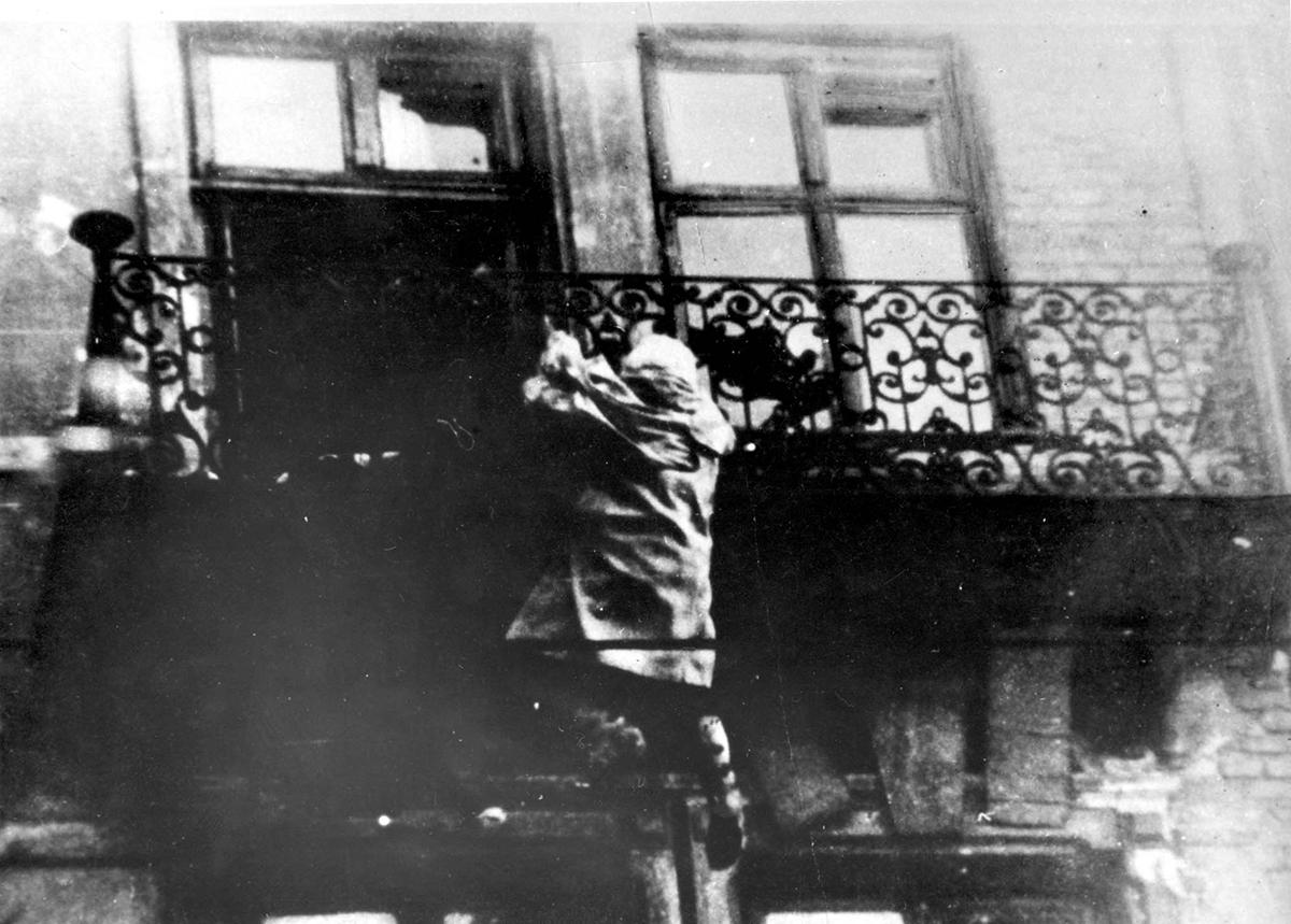 יהודי מנסה להמלט מבניין שהציתו הגרמנים במהלך דיכוי מרד גטו ורשה