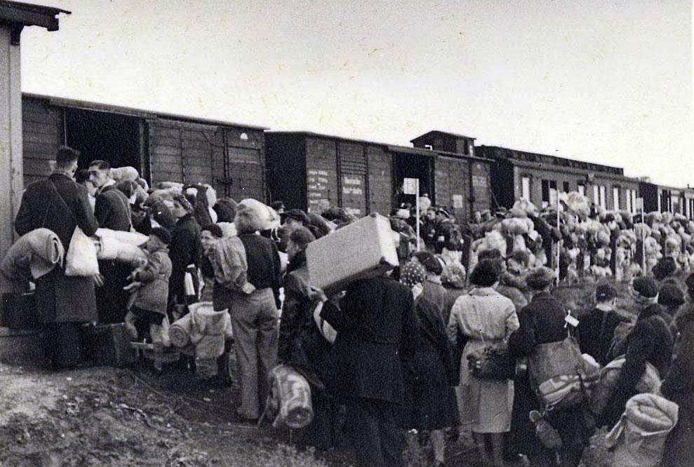 Westerbork, Hollande. Des Juifs embarquent à bord d’un train de déportation à destination du camp d'extermination d'Auschwitz-Birkenau.