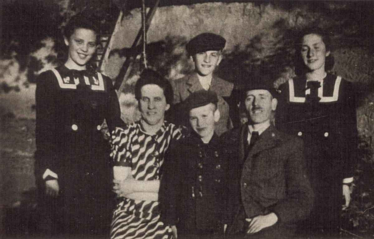 The Rosenberg family: Parents Moshe-Mor and Charlotte, with their youngest son Leibush between them. Top, from right: Marta, Jacob and Aliza, Czechoslovakia, before the war