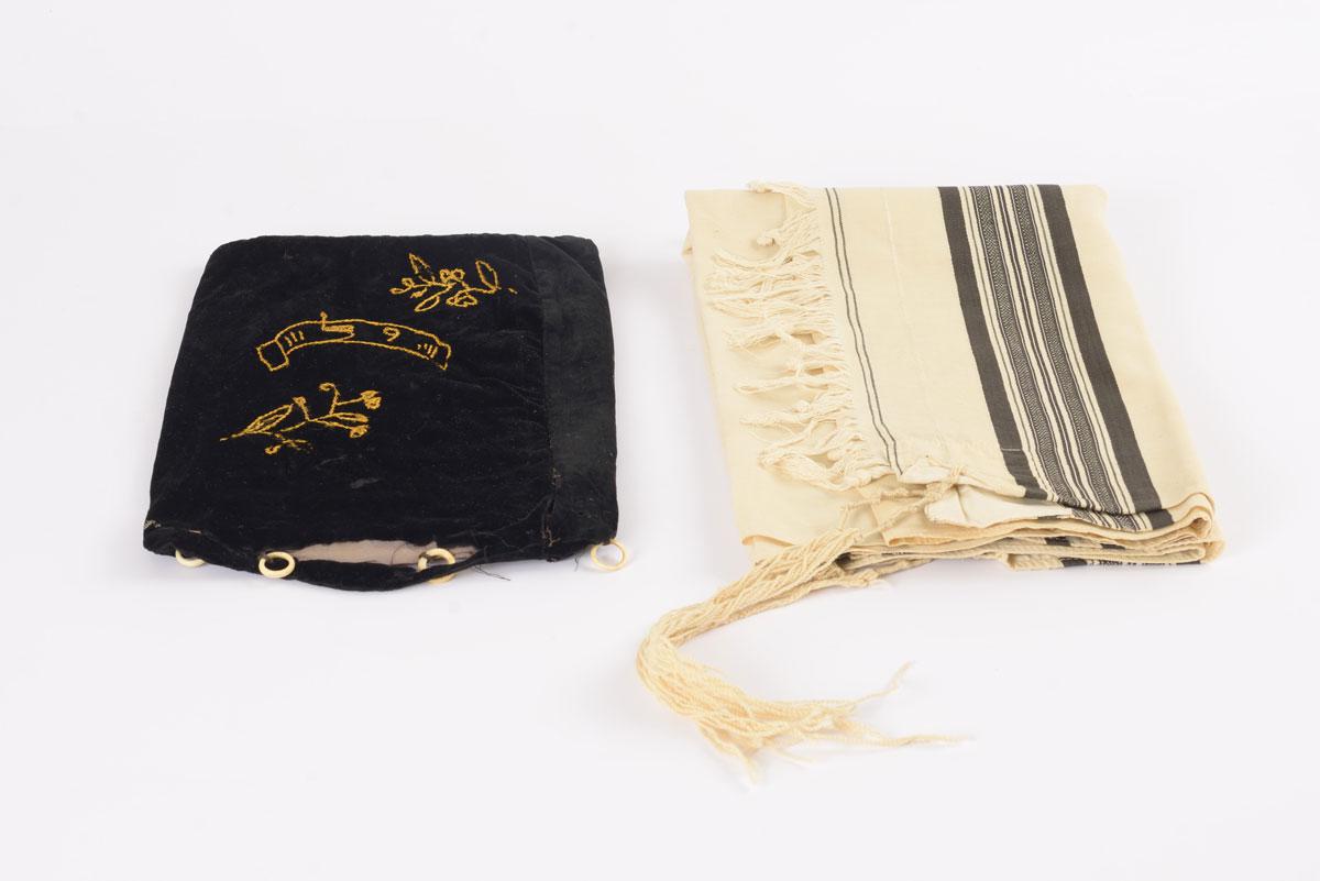 Le talit (châle de prière) et l'enveloppe de talit de Solomon Krieser, qu'il envoya à ses filles avant d'être déporté de Rivesaltes à Auschwitz, où il fut assassiné.