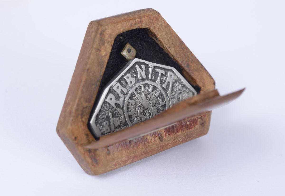 Box containing the pendant that Misu Wolf crafted in Rybnica prison as a gift for his girlfriend, Sali Buium, who was imprisoned in the Vapniarca camp
