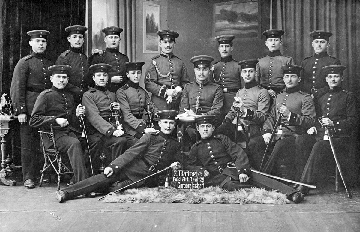 Max Dreifuss (3. v. r.) mit Soldaten seiner Militäreinheit während des Ersten Weltkriegs