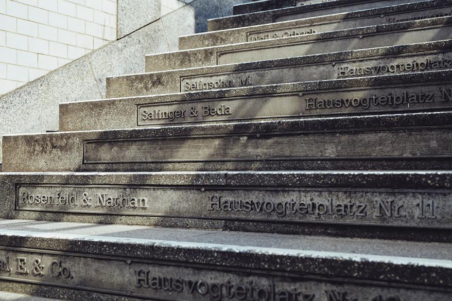 L’escalier de la station de métro de la place Hausvogteiplatz à Berlin commémore les noms des industries juives de la mode des années 1930