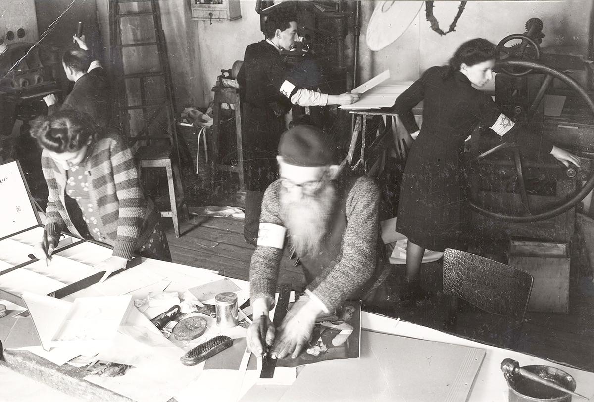 יהודים עובדים בבית מלאכה למוצרי קרטון בגטו ורשה