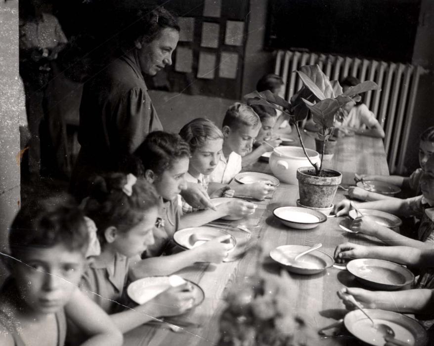 Eine Mahlzeit im Kinderheim in Otwock