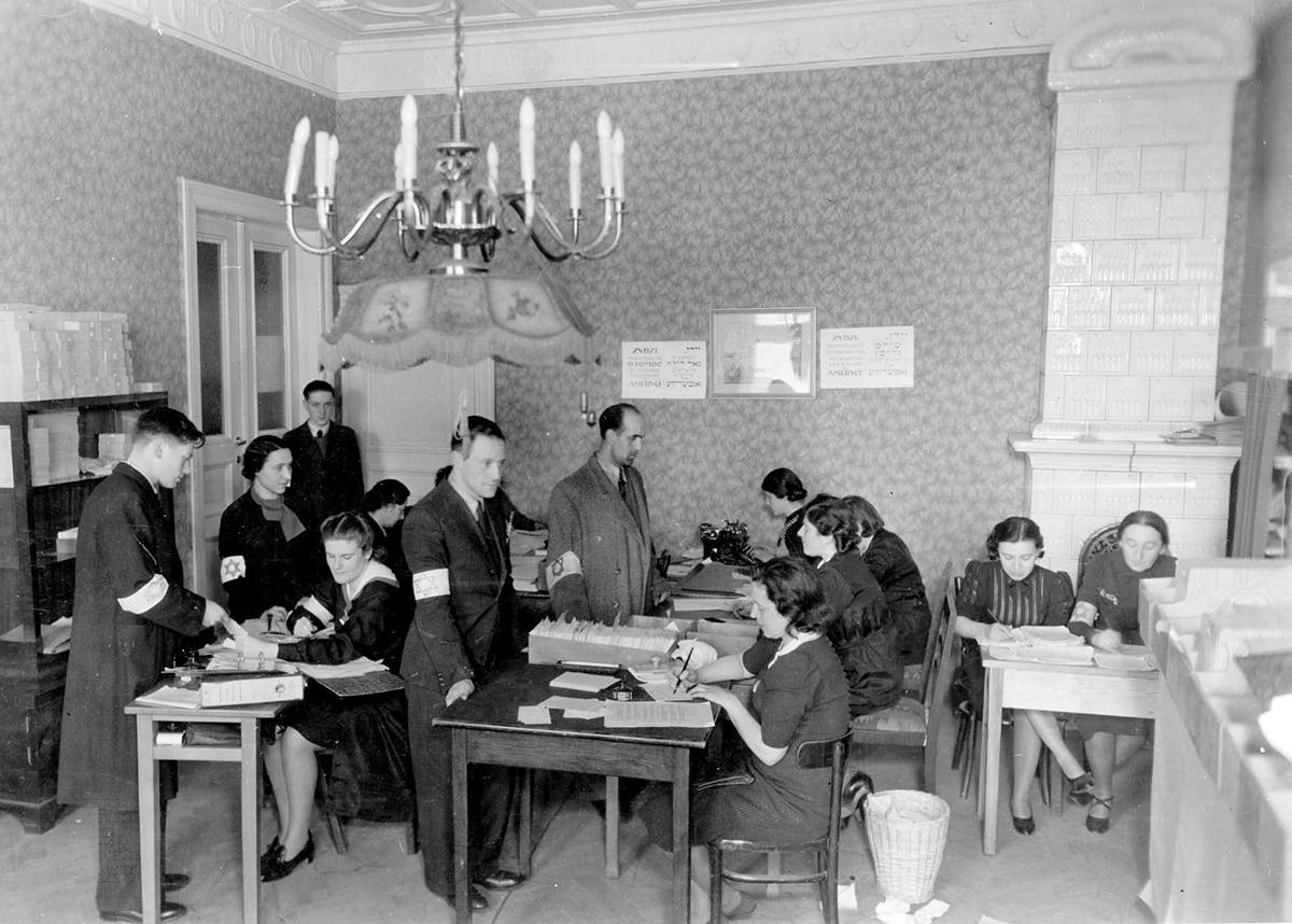 Receiving mail at the head office of the ZSS on 13 Leszno St., Warsaw ghetto