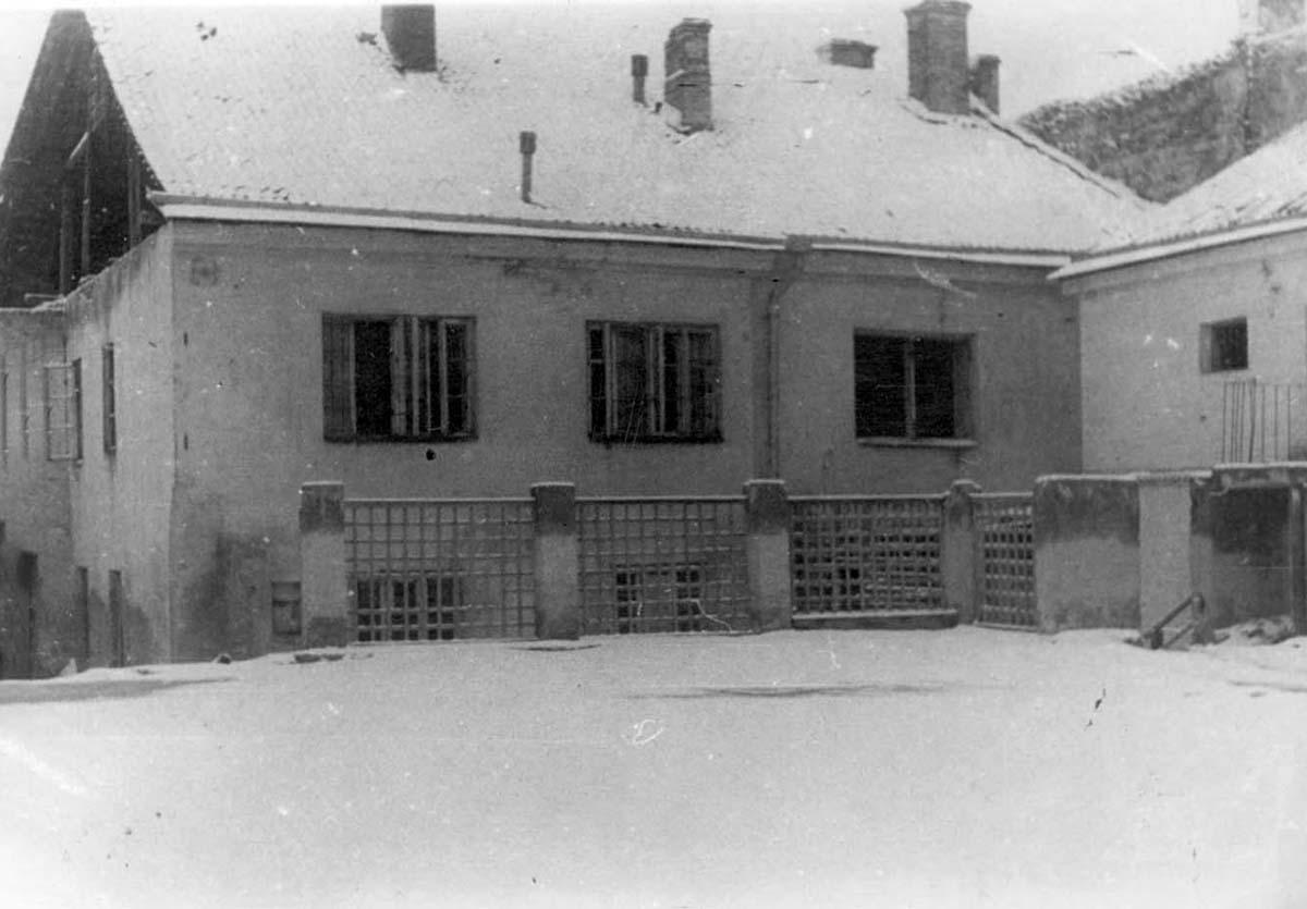 בית הכלא בגטו. האסירים קראו לבית הכלא &quot;לוקישקי&quot; על שם הרחוב בו שכן הבניין.
