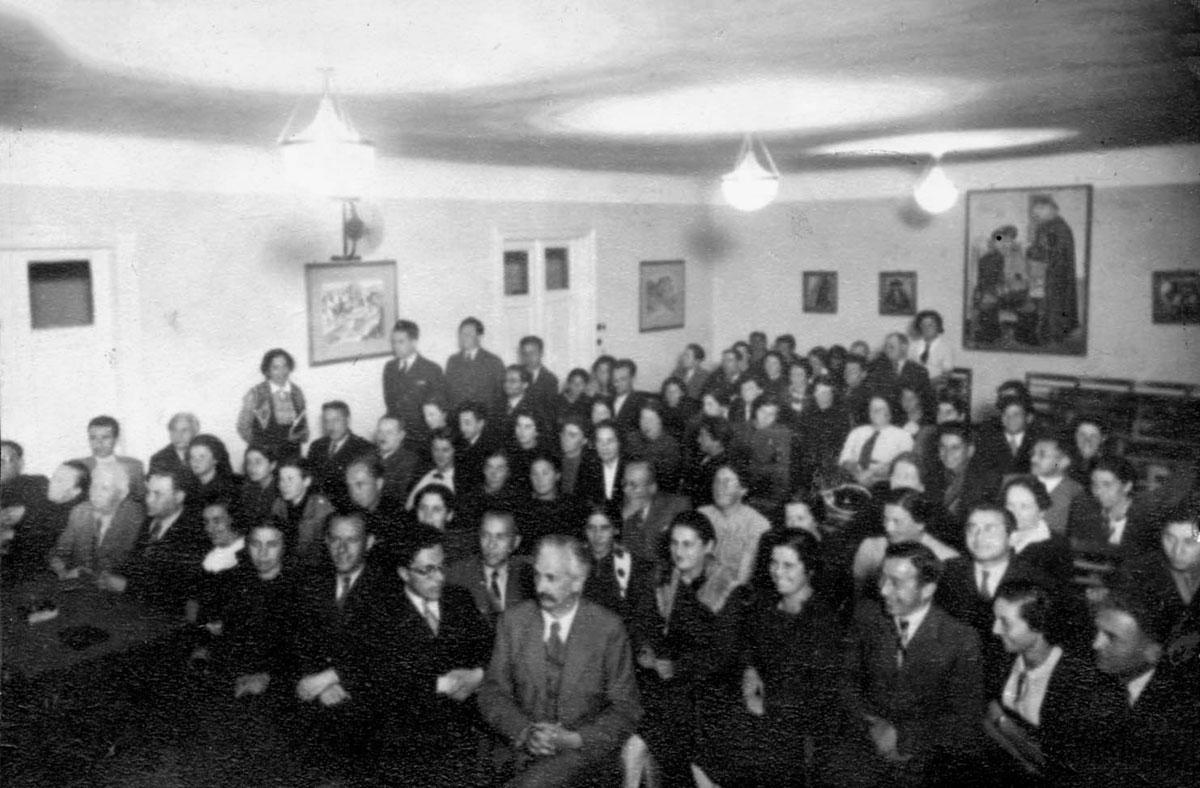 הרצאה באולם ההרצאות בבנין ייוו&quot;א (Yivo) בווילנה במסגרת סמינר על דמוקרטיה, ספטמבר-אוקטובר 1937. המרצה - פרופ' ליבמאן הערש מז'נבה, שוויץ