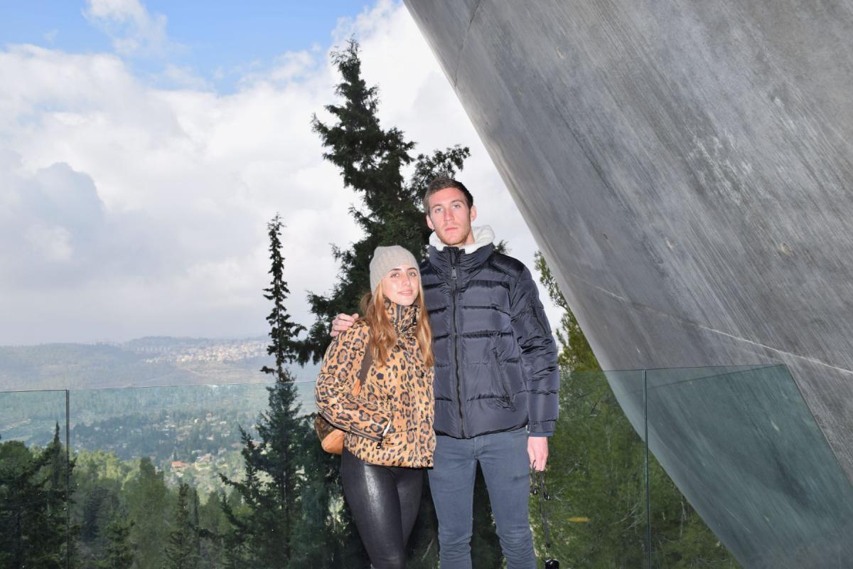 Yair Geller y su esposa Paulina de México, hijo de Samuel Geller Z&quot;l e Ivonne Leizorek durante su visita a Yad Vashem