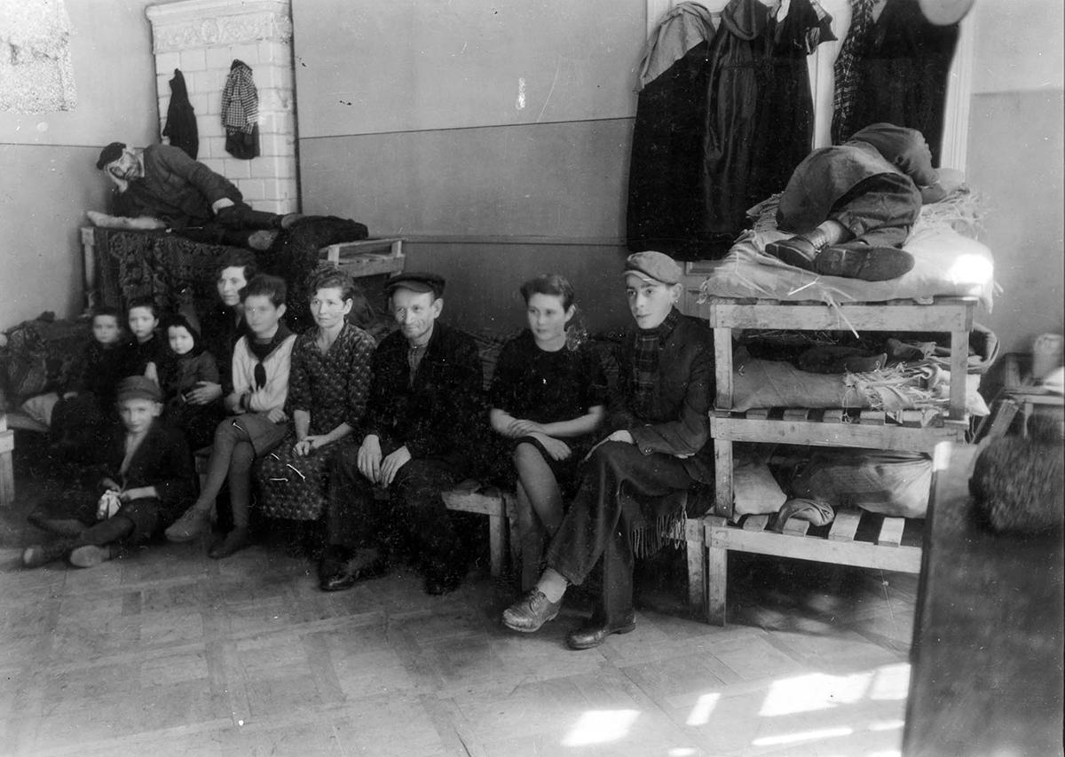 פליטים נחים בשבת בבתי המחסה ברחוב גנשה 11 בגטו ורשה. במקום זה שוכנו בעיקר פליטים מאלקסנדרוב ומליפנו.