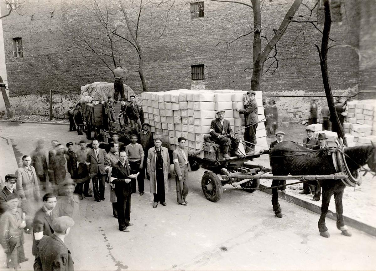 The ZSS distribute Matzot (unleavened bread) in Warsaw during Passover 1940 