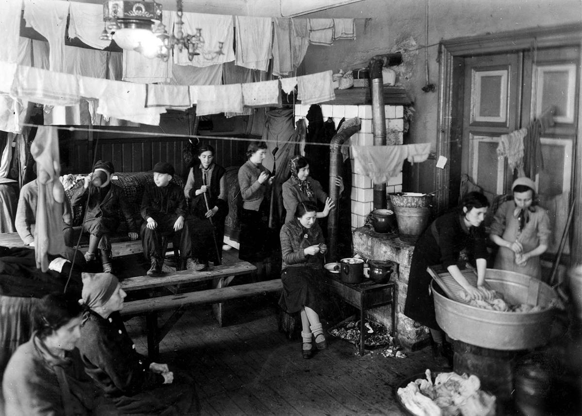 Women washing clothes in a homeless shelter at 19 Nalewki St., Warsaw ghetto, which previously served as a bathhouse