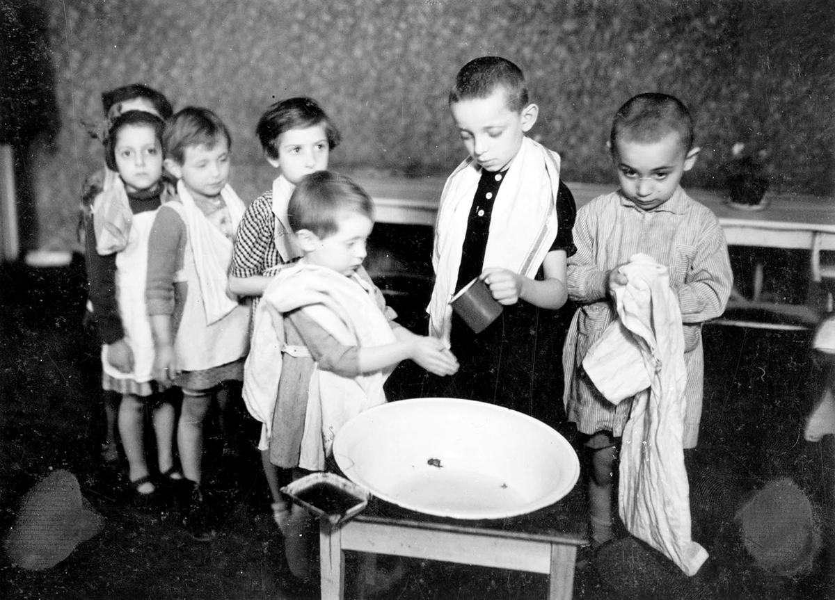 Children washing before a meal in the communal kitchen run by the CENTOS welfare organization at 29 Panksa St., Warsaw ghetto