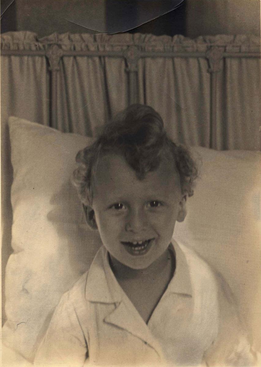 Heinz Lichtwitz im Alter von 3 Jahren. Die Aufnahme stammt aus einem Fotoalbum, das die Eltern bei Heinz' Geburt angelegt hatten