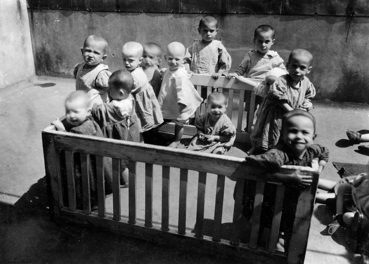 Toddlers in a shelter for abandoned children at 127 Leszno St., Warsaw ghetto