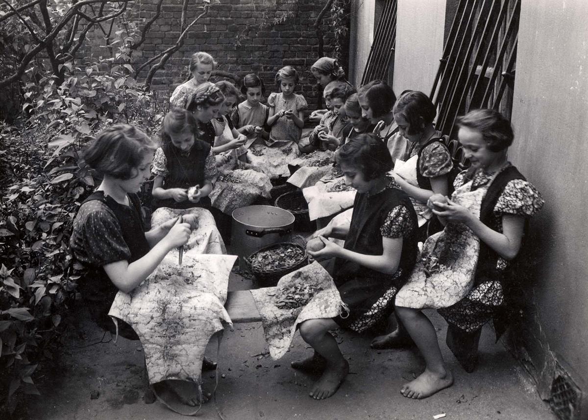 Young girls peeling potatoes in the Weisenhaus Orphanage at 92 Krochmalna St., Warsaw. The director of the orphanage was Janusz Korczak.