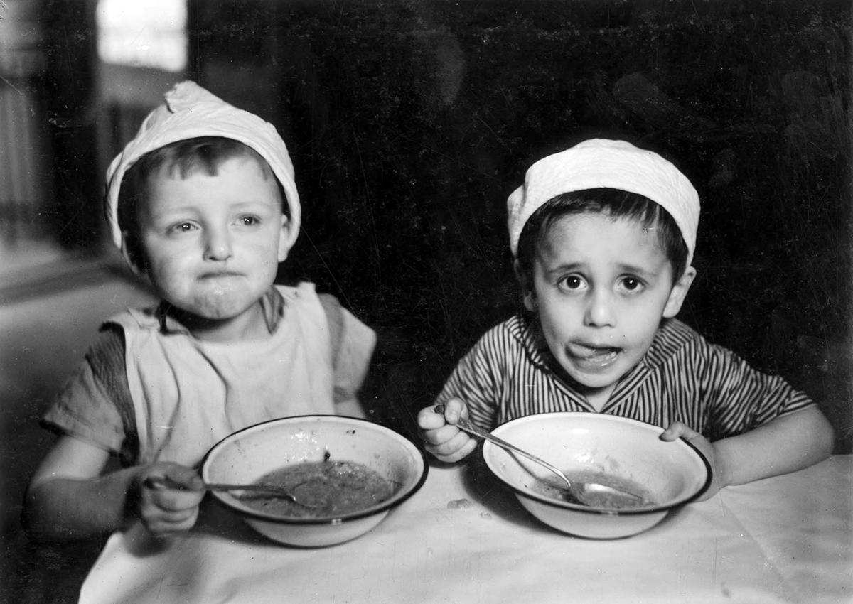 ילדים אוכלים בבית הילדים האורתודוכסי ברחוב טוורדה 21, גטו ורשה