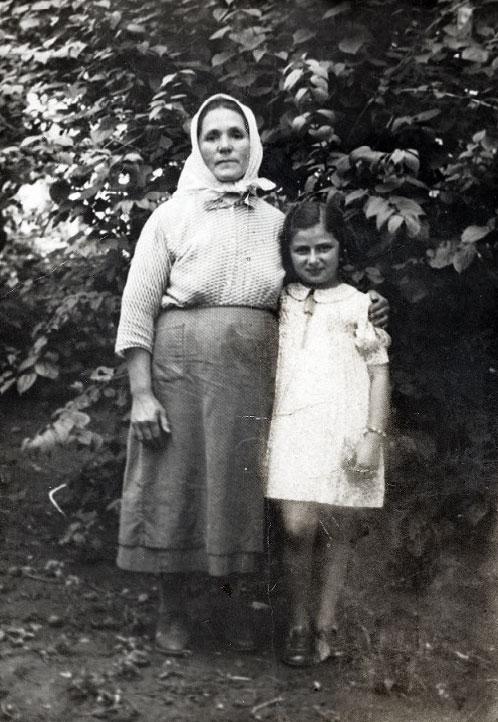 Mira Kristianpolerow avec la cuisinière de la famille, Pologne, 1936