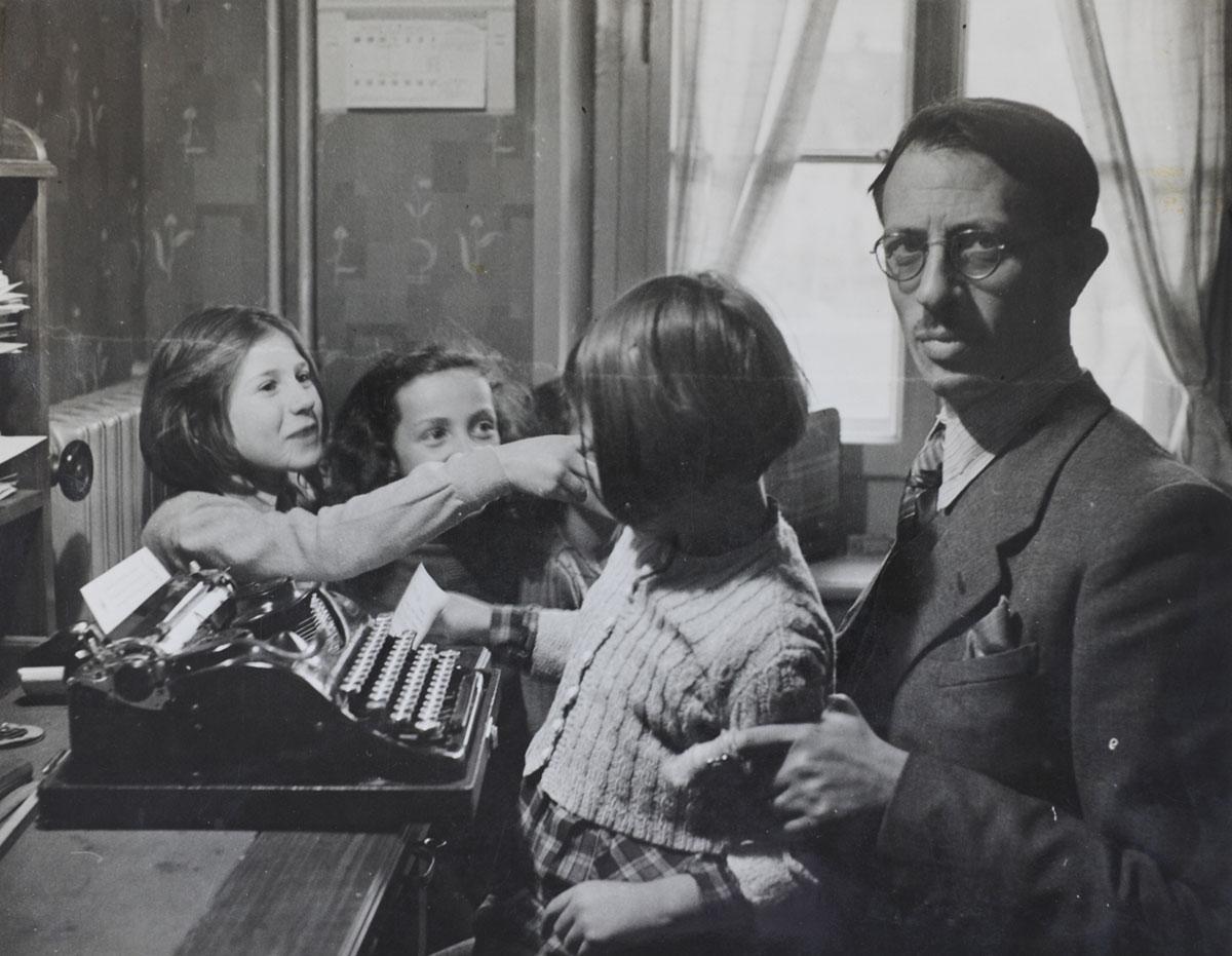 Salomon Wolf mit seiner Tochter Miriam, Tavannes, 1943