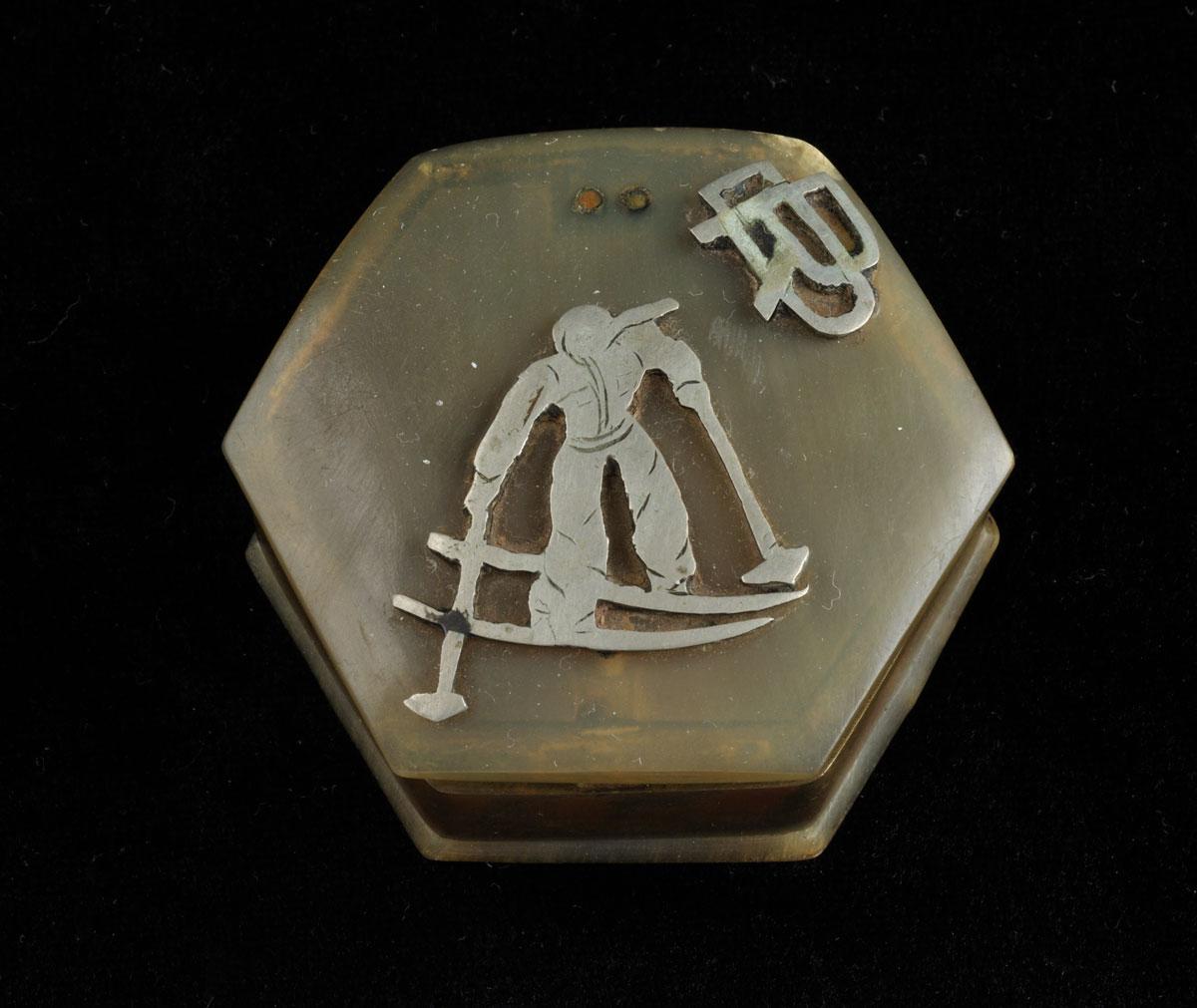Miniature box decorated with Rosa David’s initials made by Ben Zion Averbuch in the Vapniarca camp.