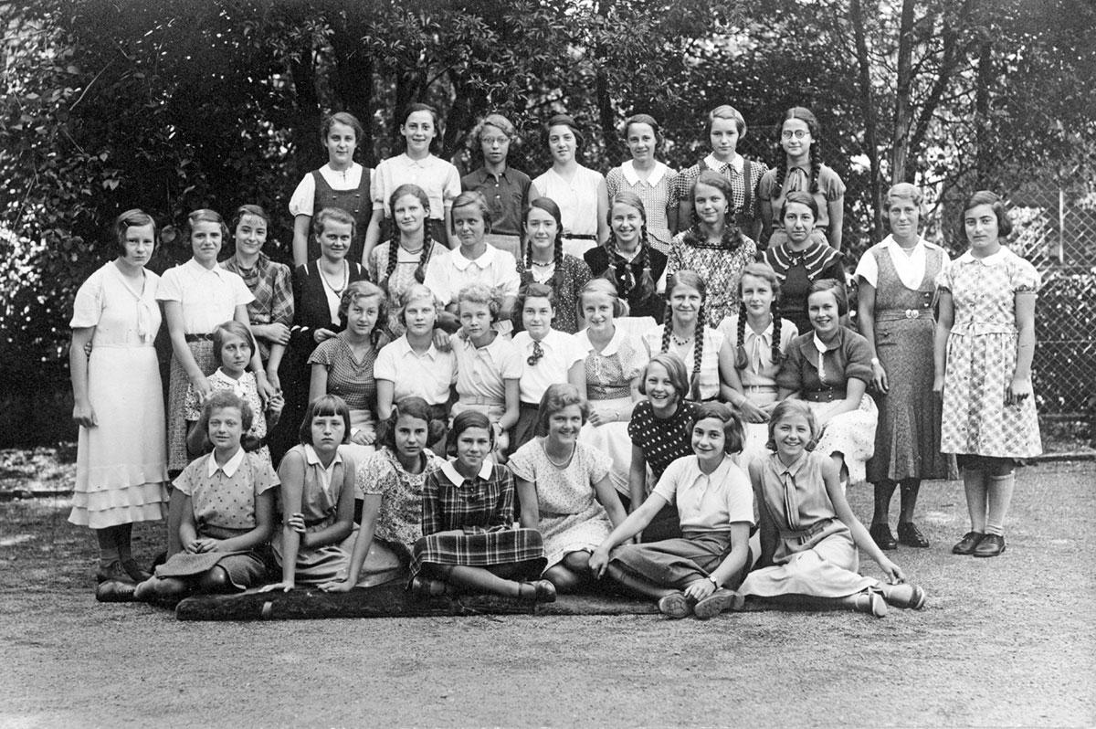 Anneliese Dreifus (letzte Reihe rechts) mit ihren Mitschülerinnen, 1934