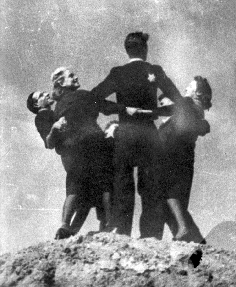גטו לודז', אביב 1941 - חברים בחזית דור בני המדבר רוקדים במעגל