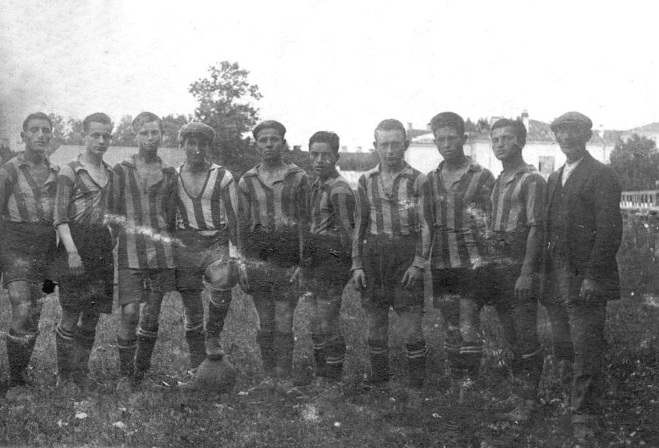 Shepsel (Shabtai) Prushan with the &quot;Stela&quot; soccer club team at Maccabi sports field. Vilna, 24 August 1929