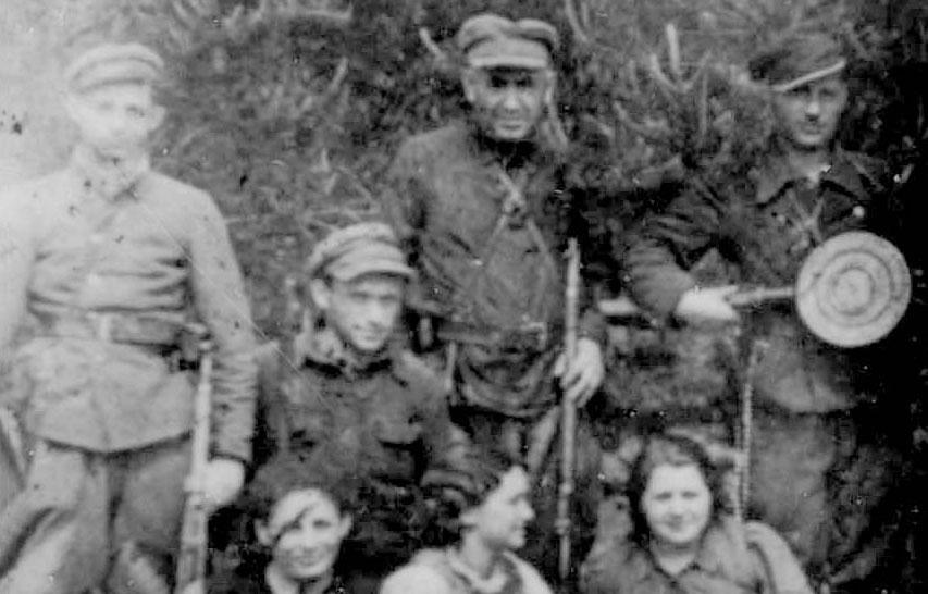 פרטיזנים יהודים מגדוד טשקלובה, בלארוס, 1943. עומד ראשון משמאל: זאב (וועלוול) שרייבר; שני מימין: פייבל ברקוביץ מסטולפצה